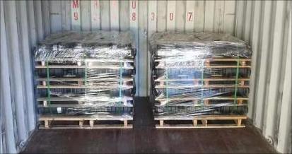 Customers export a container for excavcator parts